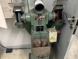 une machine qui se trouve à l'intérieur d'un bâtiment