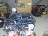 un tas d'objets divers posés par terre dans un garage