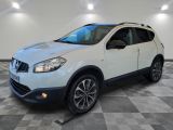 un SUV Nissan blanc garé dans une pièce au sol carrelé