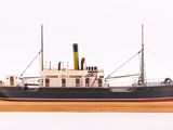 une petite maquette de bateau posée sur un socle en bois