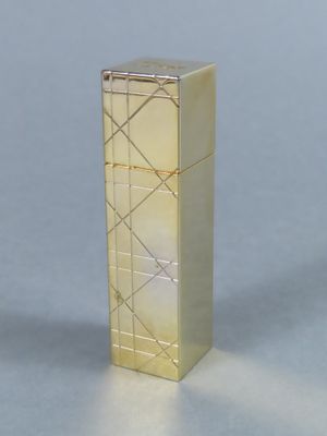 une photo d'un briquet posé sur une table