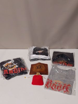 beaucoup de t-shirts et d'autres articles posés sur la table