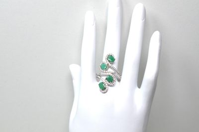 une image représentant la main d'une femme portant une bague