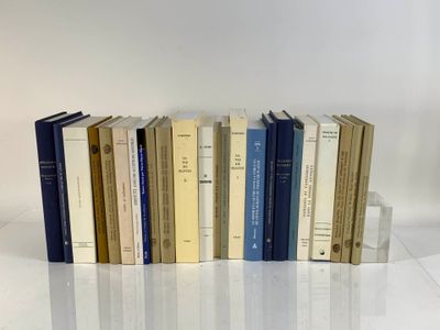 plusieurs livres sont alignés sur une surface blanche