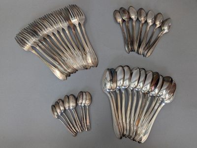 beaucoup de cuillères et de fourchettes en argent sur la table