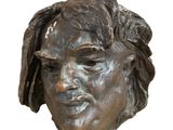 statue représentant la tête d'une femme sur fond blanc