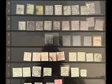 de nombreux timbres exposés dans une vitrine