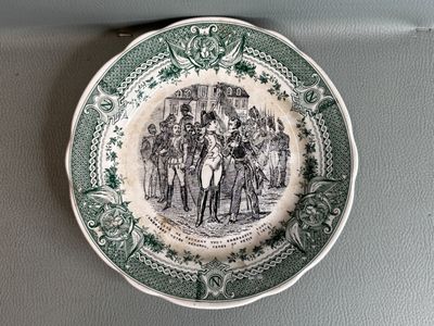 Assiette en faïence fine de Sarreguemines représentant les a…