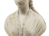 buste en marbre représentant une femme aux cheveux tressés, vêtue d'une robe blanche