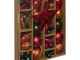 des décorations de Noël dans une boîte en bois surmontée d'une étoile rouge