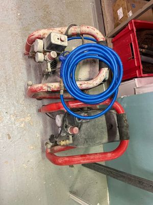 un tuyau bleu raccordé à une borne d'incendie rouge et blanche