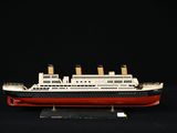 une image représentant une maquette de bateau sur un fond noir