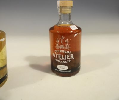 une bouteille d'alcool à côté d'un verre rempli de liquide
