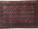 un tapis marron et noir sur fond blanc