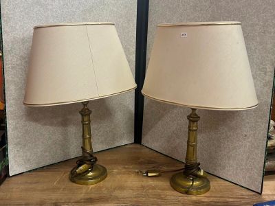 deux lampes posées sur une table