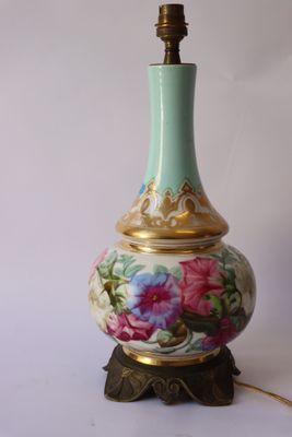 une lampe posée sur une table
