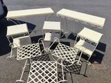 quatre chaises et une table dans un parking, avec une voiture en arrière-plan