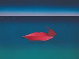 un petit bateau en papier rouge flottant à la surface d'un océan bleu