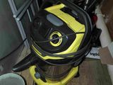 un aspirateur jaune et noir posé sur un parquet