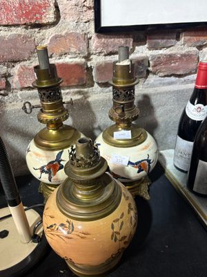 Des bouteilles de vin sont posées sur une table, à côté d'une lampe