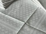 une pile de serviettes pliées posée sur une table