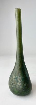 DAUM- petit vase soliflore en verre vert.