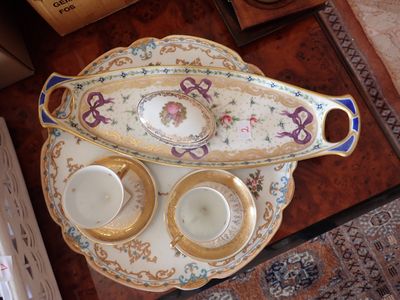 un plateau sur lequel se trouvent deux tasses et une soucoupe
