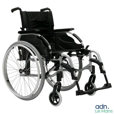 Le fauteuil roulant est vide et prêt à l'emploi.