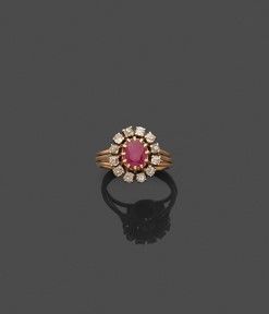 une bague à rubis et diamants