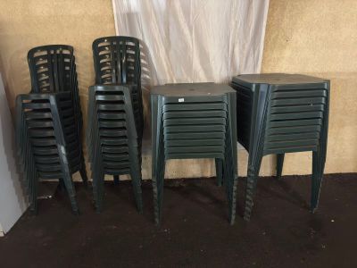 six chaises en plastique vert sont alignées contre un mur