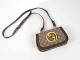 un sac à main marron et noir orné d'un logo GG doré