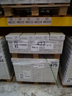une grande pile de cartons posée sur une palette dans un magasin