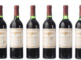 six bouteilles de vin rouge sont alignées