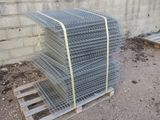 une palette sur laquelle sont empilées plusieurs cages
