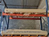 une grande pile de bois posée sur une palette dans un entrepôt