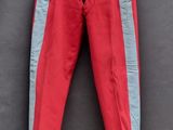 un pantalon rouge et un bleu suspendus à une corde à linge