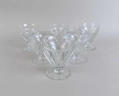 un grand nombre de verres posés sur une table
