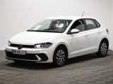 une Volkswagen Polo break blanche garée dans une pièce au sol carrelé