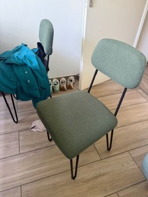 deux chaises assises l'une à côté de l'autre sur le sol