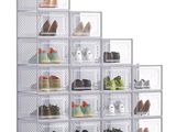 des bacs de rangement à chaussures en plastique transparent empilés les uns sur les autres