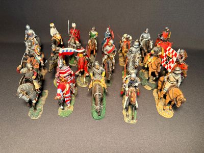 un grand nombre de figurines sur une table