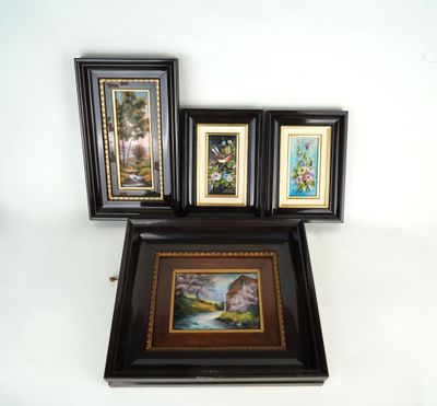 trois tableaux encadrés sur le mur d'une pièce