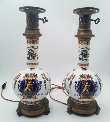 Paire de lampes à pétrole en faïence de Gien à décor à la Be…