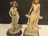 deux figurines représentant une femme et un homme posées sur une table