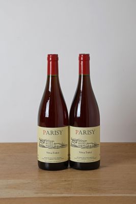deux bouteilles de vin posées l'une à côté de l'autre sur une table en bois