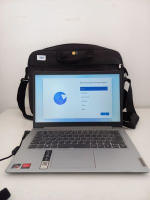 un ordinateur portable posé sur une table blanche
