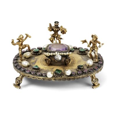 une image représentant une assiette en or ornée de chers et de perles