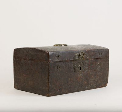 une vieille boîte en métal munie d'un loquet