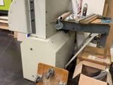 une machine posée sur le sol d'une pièce