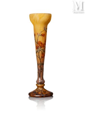 un vase en verre orné de fleurs peintes sur fond blanc